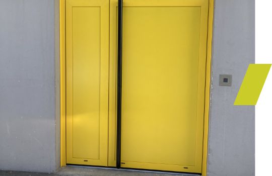 exemple Menuiserie sur-mesure porte jaune local commun